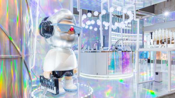 蘭蔻聯(lián)名潮玩IP開啟快閃展覽活動，策劃人生極光炫彩時刻