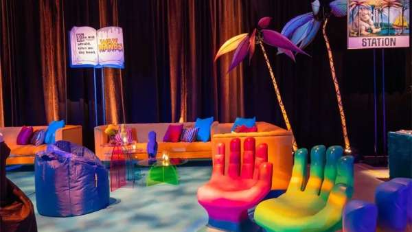 書籍主題的周年活動策劃現(xiàn)場，50英尺的“焦點樹”太吸睛了