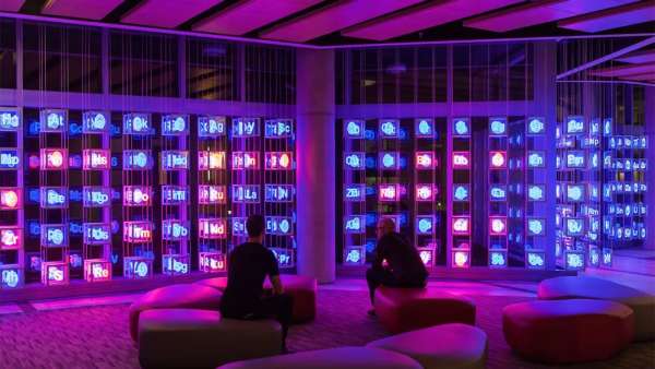 聽說這個(gè)化學(xué)元素周期表展覽活動(dòng)的互動(dòng)裝置還能演奏詩歌