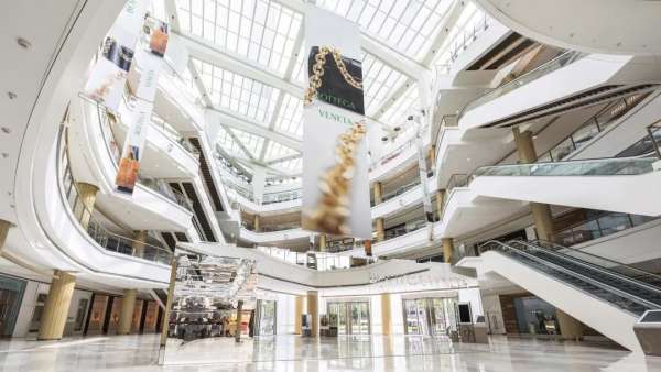 Bottega Veneta早秋發(fā)布會暨快閃展覽活動反其道而行之，隱身了