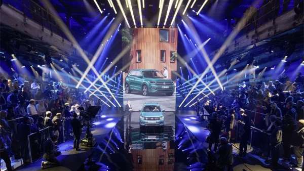 越野車全球發(fā)布會(huì)活動(dòng)策劃的特殊玻璃門很有吸引力