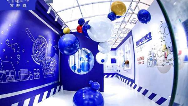 橫在市井之中的窖齡酒快閃店活動策劃的藍色風暴太勁爆了
