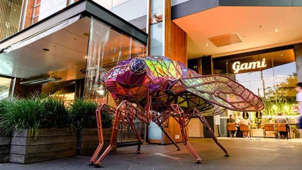 聽說(shuō)這個(gè)購(gòu)物中心混進(jìn)了幾只閃閃發(fā)光的巨型昆蟲，瞧瞧去！