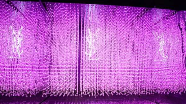 YSL成都快閃店活動策劃的bling bling打卡區(qū)，凹造型瘋狂拍起來