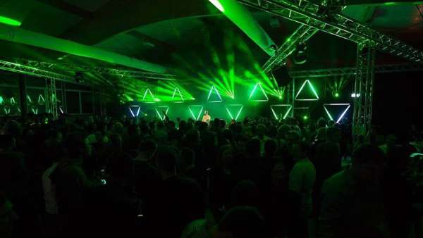 AMG圣誕派對活動策劃仿佛漂浮在激光的天空中，好看