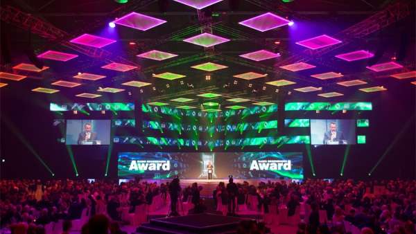 德國彩虹廣播獎活動策劃的舞美照明帶來了震撼的視覺效果