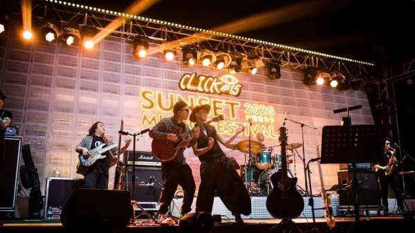 阿那亞日落音樂節(jié)活動策劃了一場海邊音樂盛宴，歡樂至極