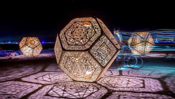 看這個(gè)展覽活動(dòng)策劃的藝術(shù)裝置The Walk of Wonders，互動(dòng)體驗(yàn)超強(qiáng)