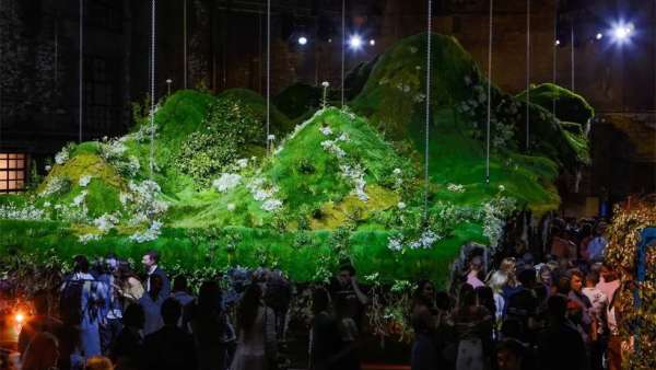 這場夏至慶祝派對活動策劃的「奇異的花園幻想」裝置太美了