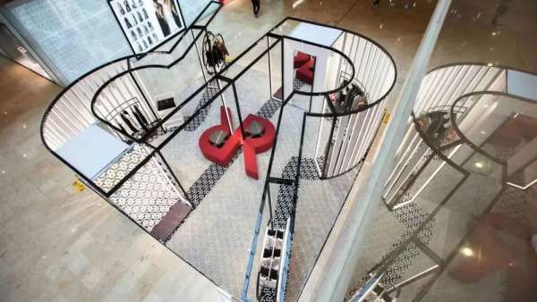 潮奢品牌RARE快閃活動(dòng)策劃黑白撞色搭建了冷暖平衡的藝術(shù)感