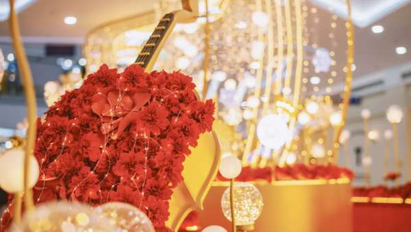 音樂元素結(jié)合燈光打造的圣誕派對活動策劃華麗麗的，樂在發(fā)生