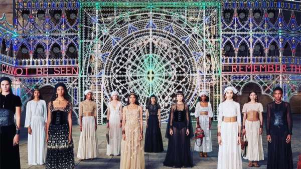 迪奧這場令人眼花繚亂的無觀眾時裝發(fā)布會活動策劃直戳人心