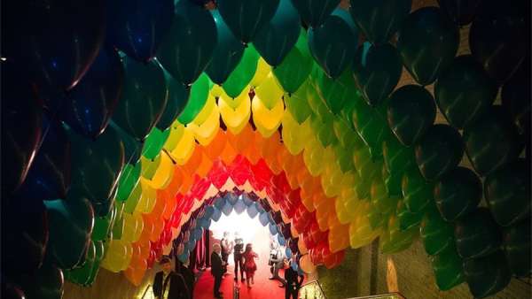 慈善主題派對活動(dòng)策劃了很多奢侈品牌游樂展位，既好玩又有趣