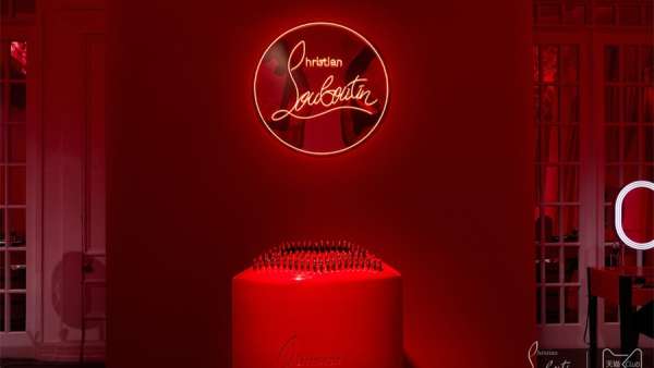 克里斯蒂安·盧布托美妝發(fā)布活動(dòng)策劃還邀請(qǐng)品牌粉絲參加了聚會(huì)