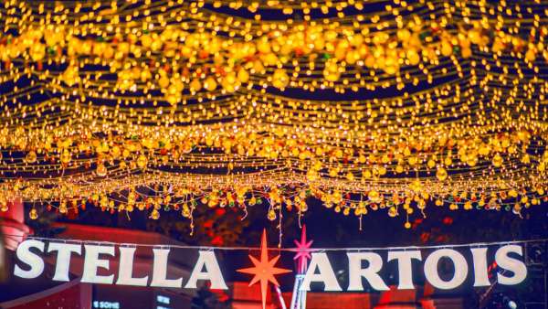 比利時知名啤酒圣誕活動策劃了一個雪白的童話小鎮(zhèn)，甚是夢幻