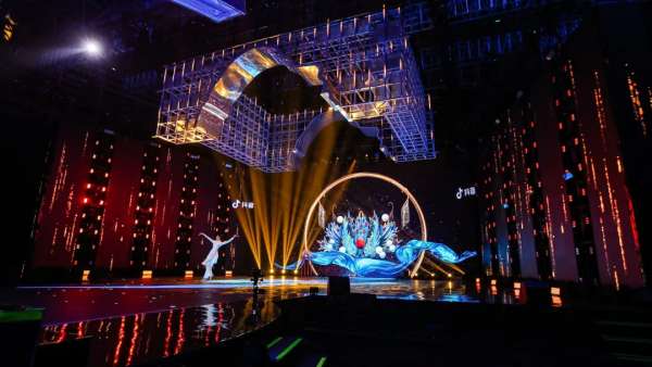 首檔互動(dòng)創(chuàng)演活動(dòng)策劃的國(guó)風(fēng)舞美設(shè)計(jì)是少年們意氣風(fēng)發(fā)的縮影