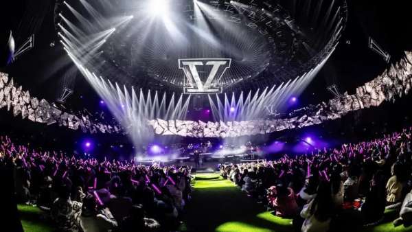 WE·LIVE生日演唱會活動策劃的科幻風舞美，是星海的沖動之門