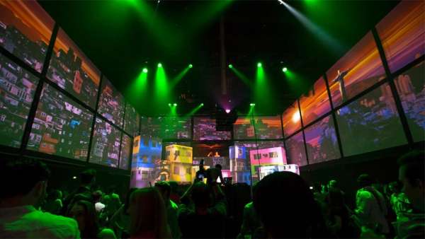 喜力啤酒發(fā)布會(huì)活動(dòng)策劃現(xiàn)場偽裝成機(jī)場，投影視頻映射效果很震撼