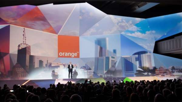 「橙色，你好」年度活動車的立體舞臺背景設(shè)計太生動了