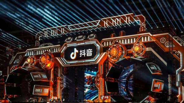 浙江衛(wèi)視跨年晚會(huì)活動(dòng)策劃了一座充滿情懷的巨型錄音機(jī)，朋克！