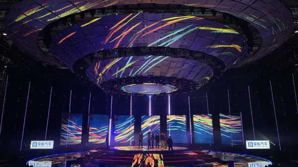 央視這場跨年晚會活動策劃直接造了一艘懸浮在空中的飛碟