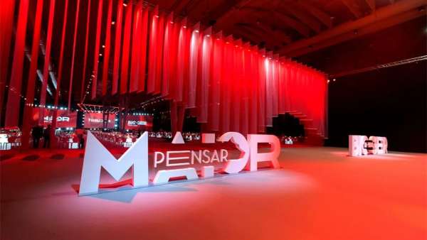 保險公司的年會活動策劃把傳統(tǒng)舞臺設(shè)計成42米x22米的三維投影盒