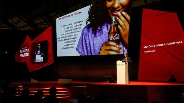 企業(yè)年會活動策劃舞美的背景屏幕競設計成可移動式，有趣