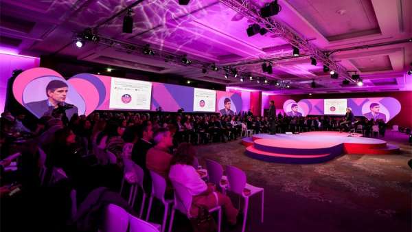 「引領(lǐng)心臟」活動(dòng)策劃的重疊的心一語雙關(guān)，直點(diǎn)主題