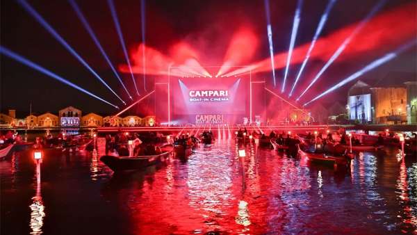 水上電影院活動(dòng)策劃在整個(gè)漂浮的結(jié)構(gòu)上容納了整個(gè)舞美設(shè)計(jì)，酷