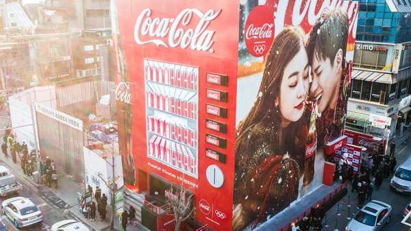 可口可樂紅色巨型販賣機快閃活動策劃大放光彩，體驗十足