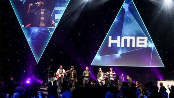 達美咖啡年會員工活動策劃以未來科幻為主題，還有D.I.Y.變裝秀呢