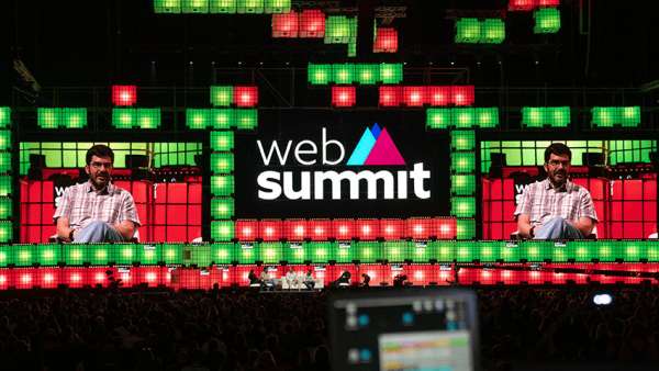 網(wǎng)絡(luò)峰會(huì)活動(dòng)策劃的舞美再次刷新全球最佳會(huì)議技術(shù)，水箱運(yùn)用亮點(diǎn)多