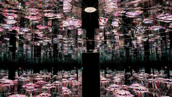 「沒有足夠的距離—跨界潮流藝術(shù)展」活動策劃開始出圈弄潮兒了