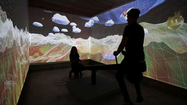 沉浸式互動活動策劃的投影蹺蹺板讓人有種身臨其境的感覺，酷呆了