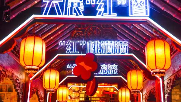 外表酷炫的“紅”運(yùn)樓竟是百威聯(lián)合火鍋店一起干的限時(shí)快閃活動(dòng)策劃，炸！