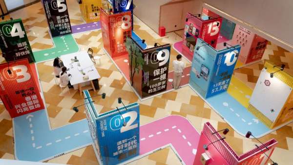 一場建造史特別展覽活動策劃用15個不同色彩的立體展板組成了“歷史迷宮”