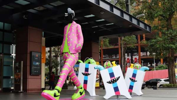 當紅潮流藝術(shù)家的「花臂老王」堪稱「潮」藝術(shù)展覽活動策劃的人設(shè)擔當