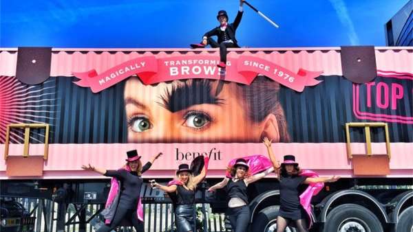 貝玲妃眉毛類產(chǎn)品巡回快閃活動策劃被一輛12米長的集裝箱承包了