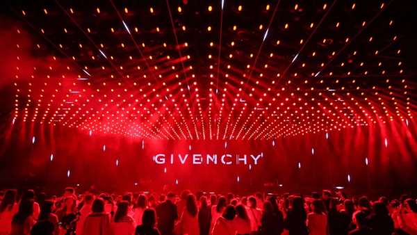 紀(jì)梵?！腹飧惺澜纭拱l(fā)布活動(dòng)策劃呈現(xiàn)了極具視覺沖擊力的光影派對