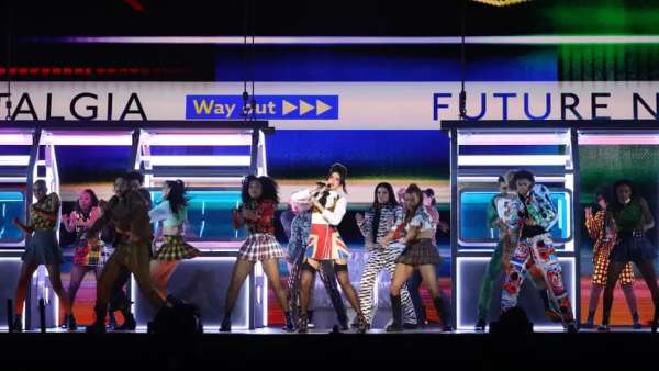 第41屆全英音樂(lè)獎(jiǎng)?lì)C獎(jiǎng)典禮活動(dòng)策劃立體舞臺(tái)背景如迷宮般繽紛