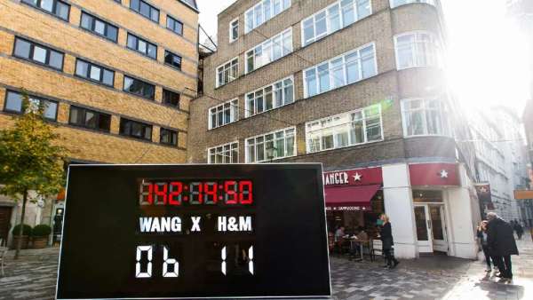 H&M新品上市前的造勢(shì)快閃活動(dòng)策劃成一個(gè)互動(dòng)多媒體立方體