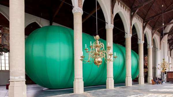 霍夫曼全新「綠繭」充氣藝術活動策劃的裝置寓意著世界最后會戰(zhàn)勝疫情