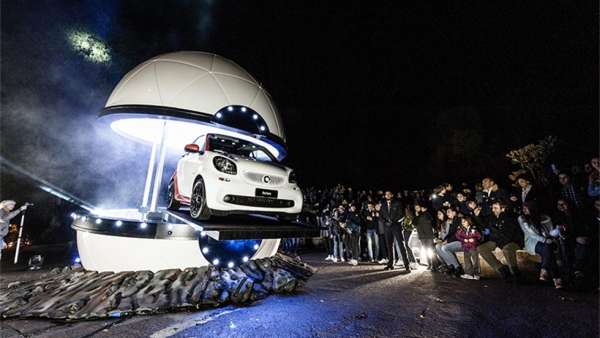 奔馳新款Smart上市活動(dòng)策劃從一個(gè)街頭不明球體宣告正式開始