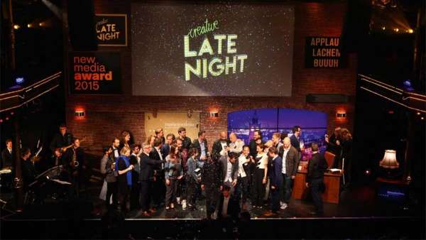 新媒體獎頒獎活動策劃拋棄傳統(tǒng)模式，在真實的演播室里辦成了「深夜秀」