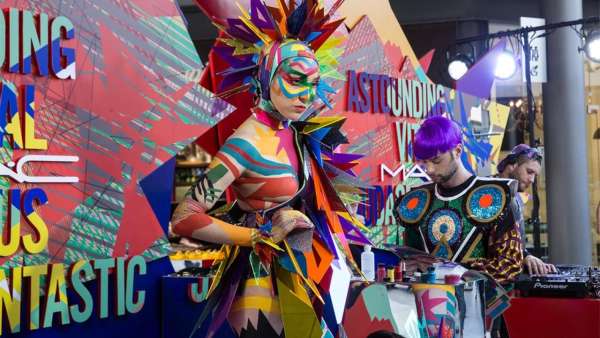 人體彩繪藝術(shù)點(diǎn)亮了MAC這場(chǎng)發(fā)布會(huì)活動(dòng)策劃，明亮大膽的色彩太酷了