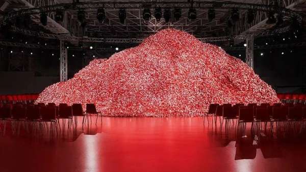 DIESEL2023秋冬大秀活動策劃了一座杜蕾斯山丘，刷屏了社交平臺