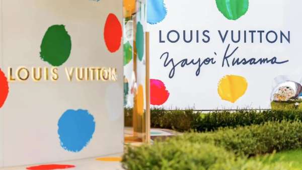 路易威登草間彌生合作的快閃店活動策劃打造了一個(gè)變幻萬千的無限宇宙