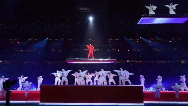 第57屆“超級(jí)碗”中場(chǎng)秀活動(dòng)策劃的空中舞臺(tái)給予了觀眾極致的視覺享受