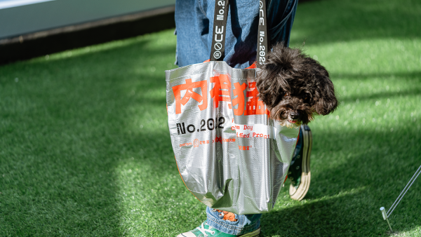 「星球漫游」主題快閃活動(dòng)策劃設(shè)置了有趣且萌的寵物打卡點(diǎn)及寵物市集