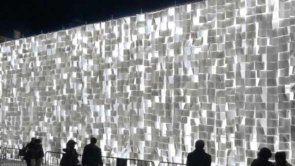 這個(gè)白色快閃店活動(dòng)策劃竟是用4000多個(gè)筆記本搭建的白色紙墻